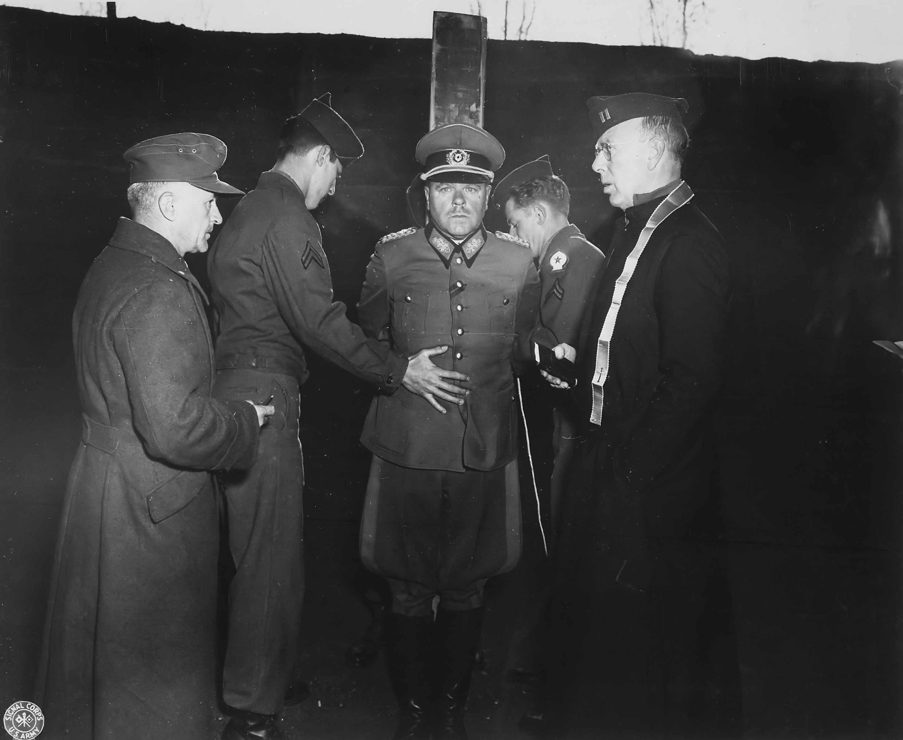 Fucilazione del generale tedesco Anton Dostler ad Aversa, 1° dicembre del 1945 (The National Archives Catalog, Washington, DC)